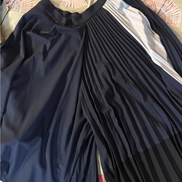 A beautiful skirt/shorts, midi length, can be wear for all occasions - Picture 7 of 7